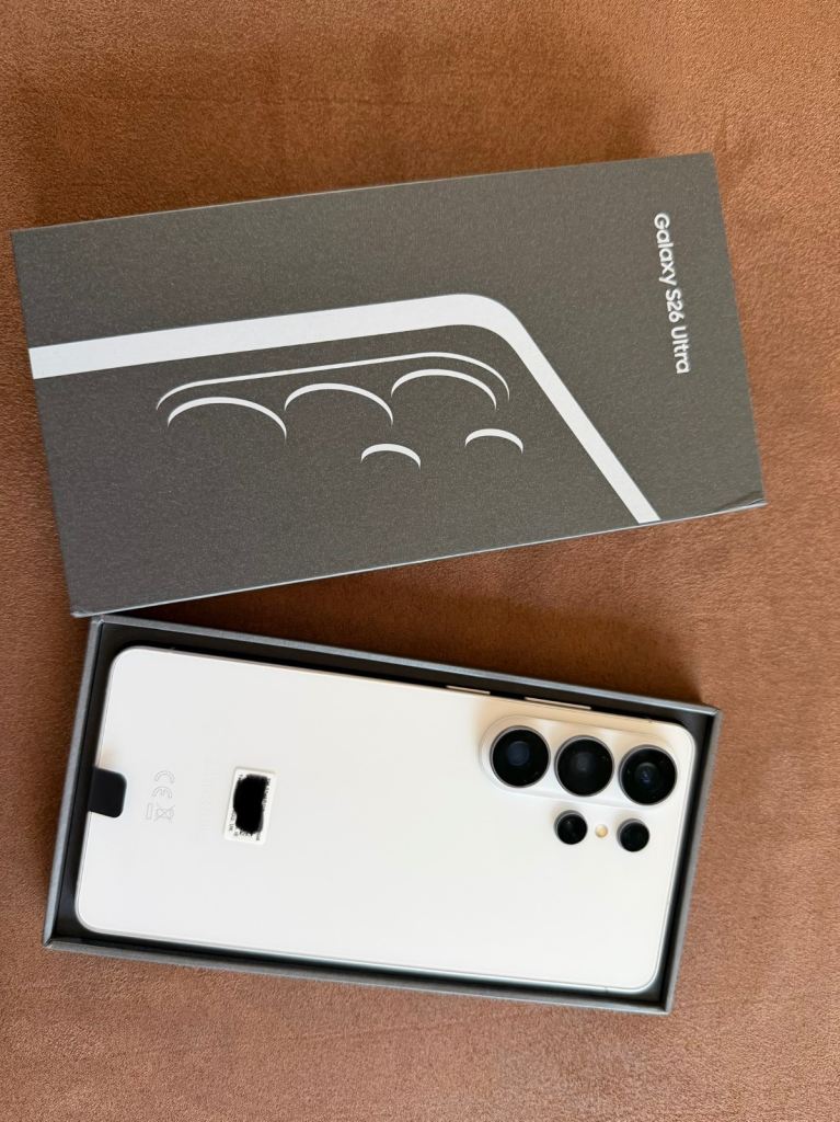 Brand new unused Samsung s26 ultra 256gb in white 