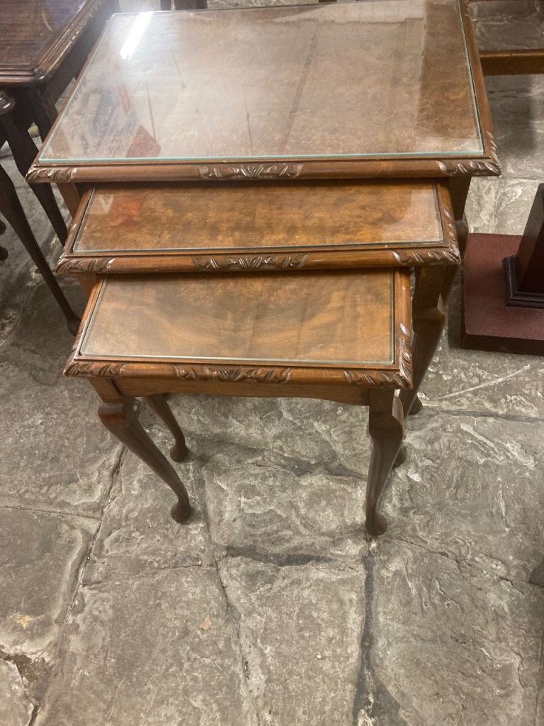 Reproduction nest of 3 tables