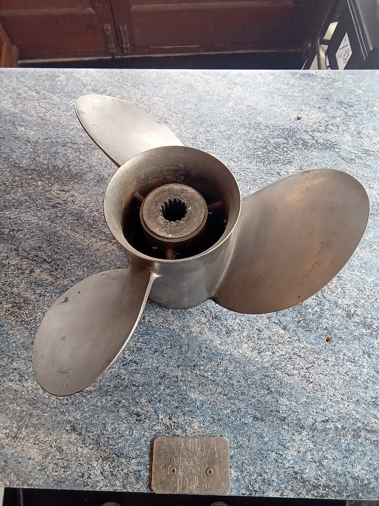 Suzuki outboard Stainless Steel prop. 14 1/4 x24 pitch. Used 