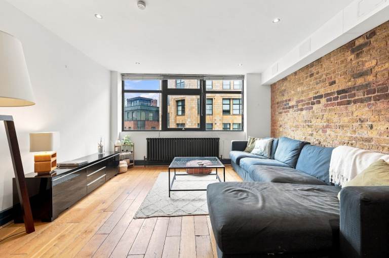 Spacious 2 bedroom apartment in terrific location, Commercial Street, E1
