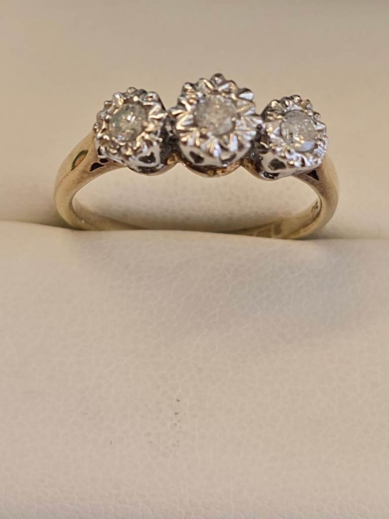 9CT GOLD 0.25PTS ILLUSION SET DIAMOND TRILOGY RING - SIZE O