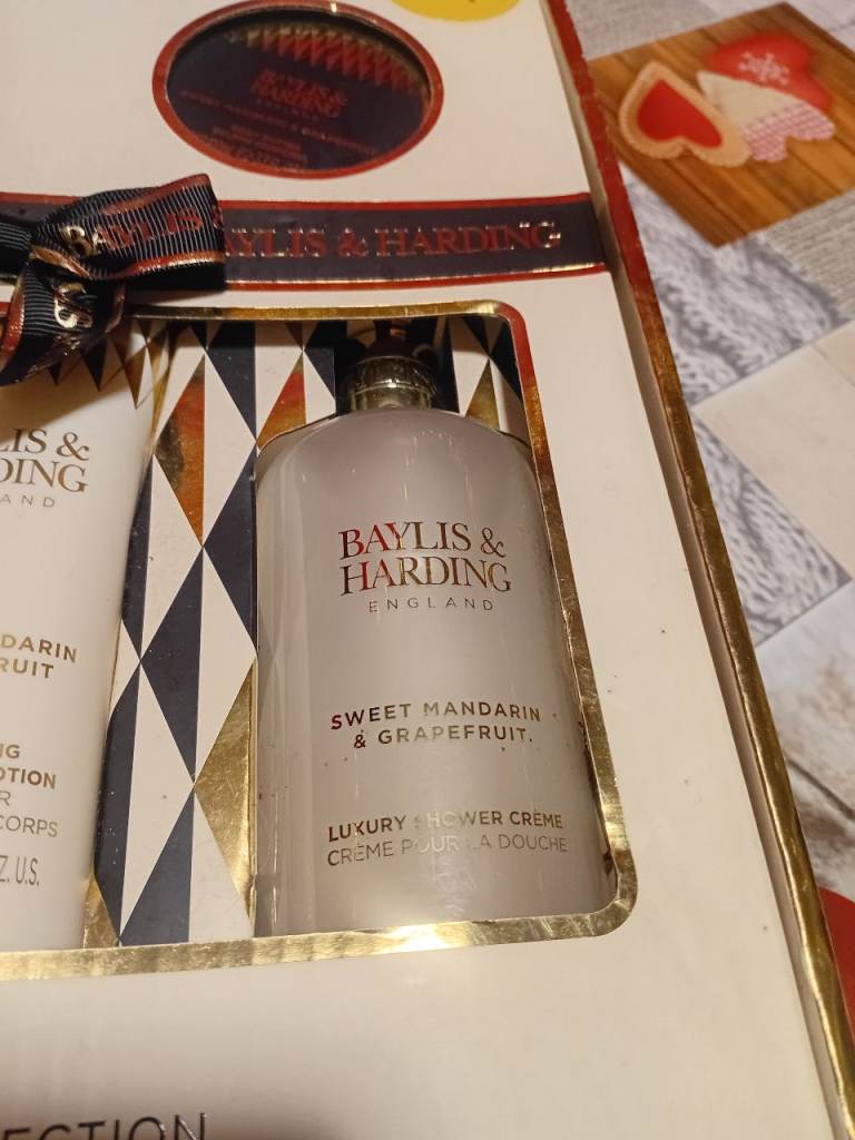 BRAND NEW LARGE BAYLIS & HARDING SET