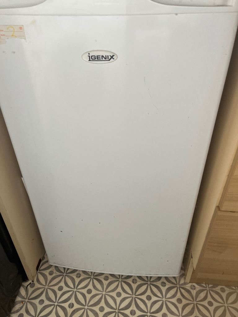 Igenix White Freestanding Fridge Freezer – Good Condition