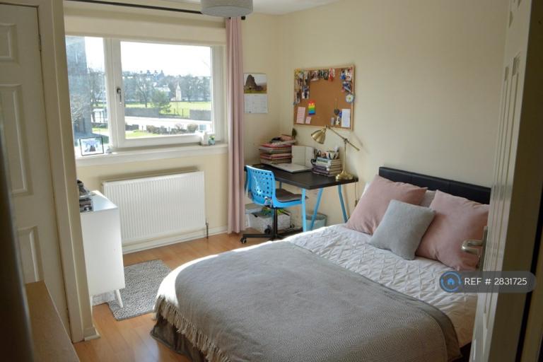 3 bedroom flat in Regent Walk, Aberdeen, AB24 (3 bed) (#2831725)