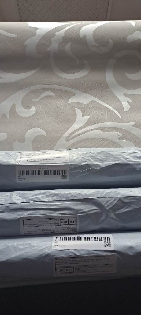 5 rolls of wallpaper 