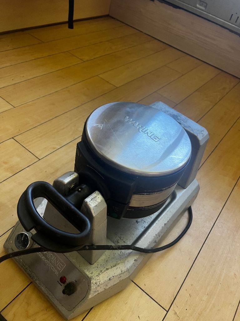 WARING DOUBLE WAFFLE MAKER WW200K