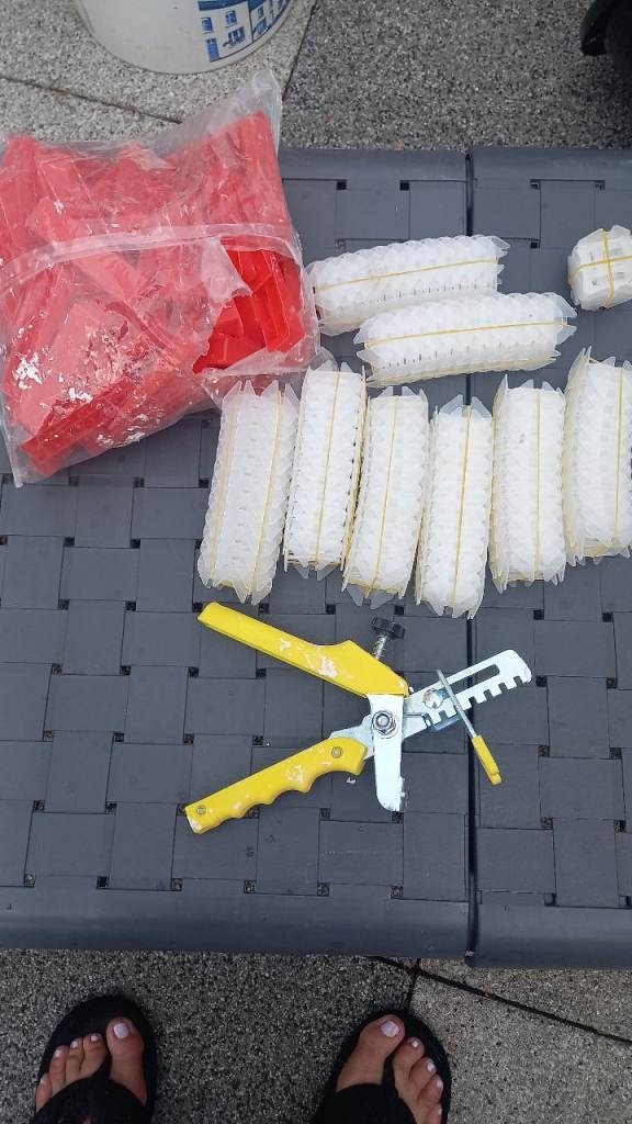 Tile spacers and levelling set. Good used condition