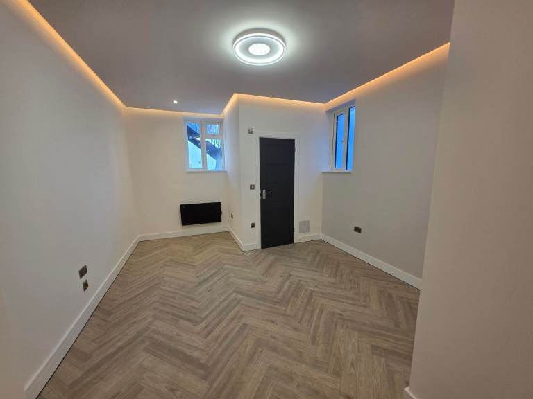 Modern 5-Bedroom  HMO, Company Let – All En-Suite Rooms – High Standard Finish – Woodcote Road, SM6