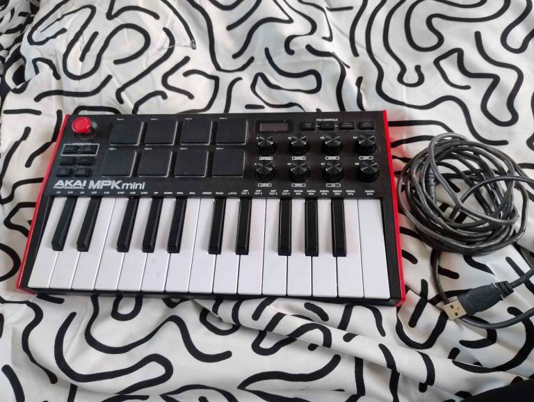 AKAI MPK Mini MIDI Keyboard Controller – Good Condition
