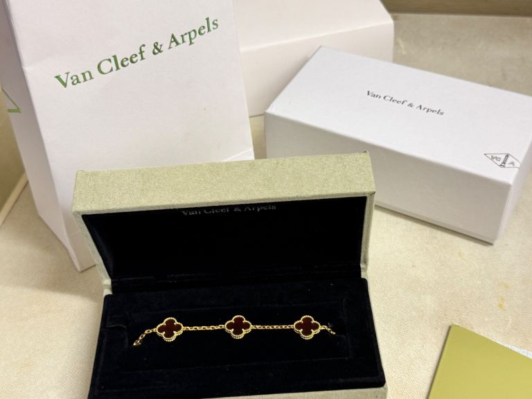 Van Cleef & Arpels Sweet Alhambra Bracelet - Red Carnelian