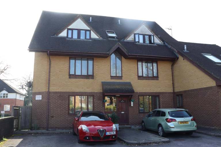 2Bed purpose-built 1st floor flat to rent in Pinner - Daniel House