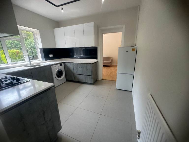 2 BEDROOM GROUND FLOOR  FURNISHED TOILET BATH COMMUNAL GARDEN DRIVEWAY CANON PARK STATION