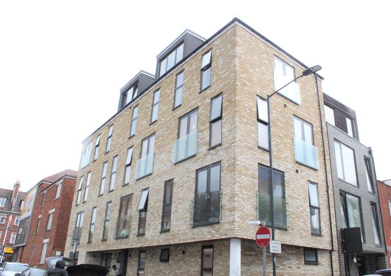 GREAT DEAL! INC BILLS. AMAZING BEDSIT WITH SHARED LUXURY BATHROOM NR TUBE, BUSES & TRAIN