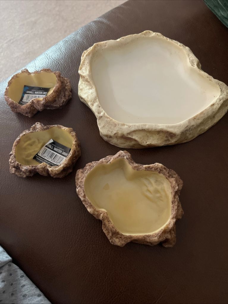 4 reptile drinking/feeding dishes 