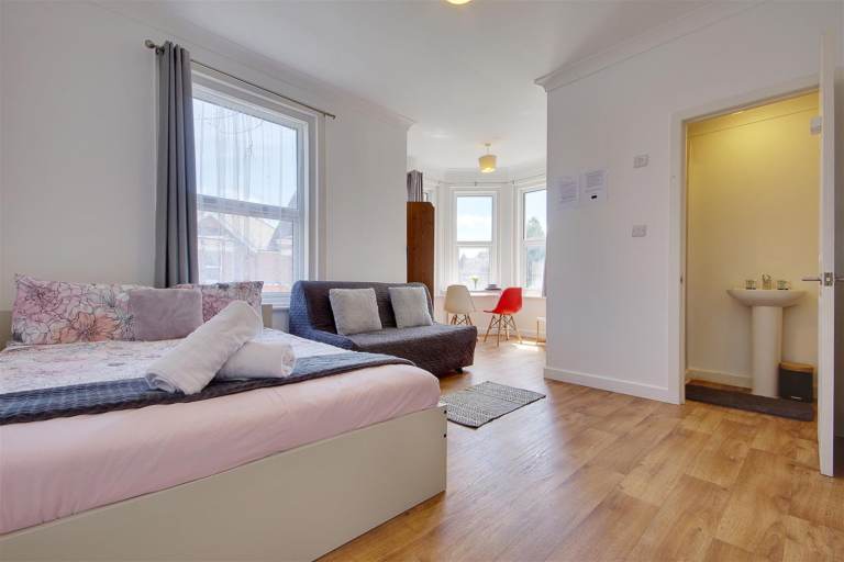 Modern First floor Studio Flat to let in a block of apartments located in Winton