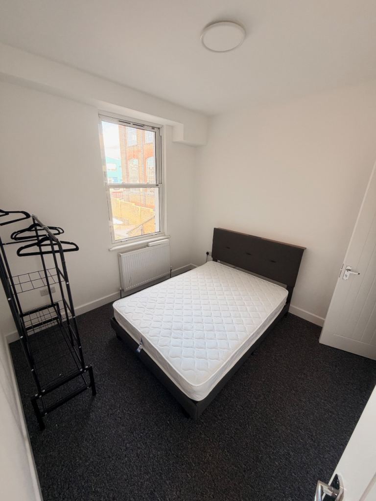 Double room with en-suite toilet and shower close to Plaistow station