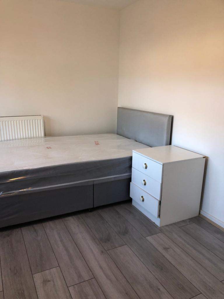 Room to Let in A nice Clean House - SS14 1QA, Basildon.