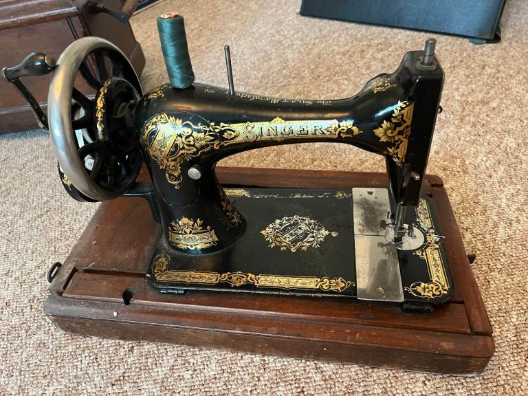 Vintage Singer Sewing Machine - Black & Gold, Good Condition