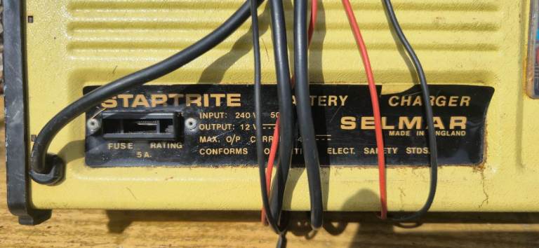 STARTRITE SELMAR Battery Charger – Yellow, Fair Condition