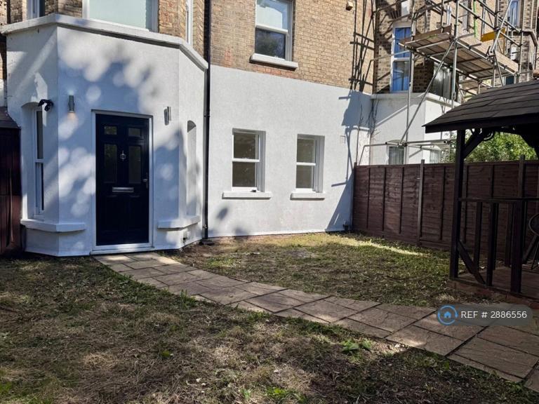 2 bedroom flat in Farquhar Rd, Crystal Place, London, SE19 (2 bed) (#2886556)
