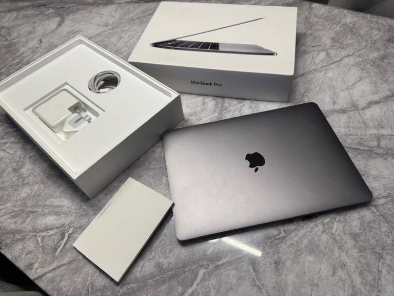 Apple Macbook pro 2016 13 inch Touch Bar 16GB Ram 256GB SSD 4 Thunderbolt