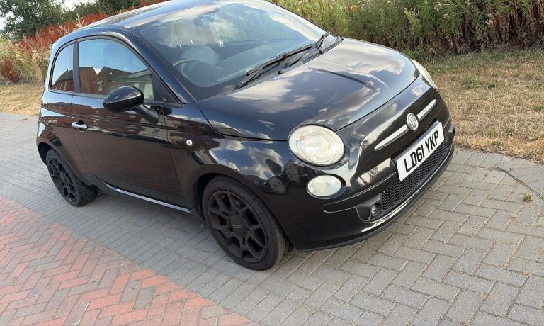 1 OWNER FIAT 500 ** AUTOMATIC * LOW MILES MOT APPLE C PLAY PDC FSH LEATHER WITH WARRANTY 