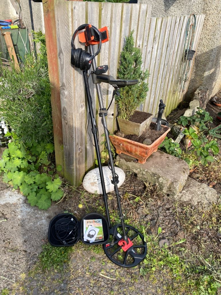 Minelab Equinox 800 Metal Detector with Headphones