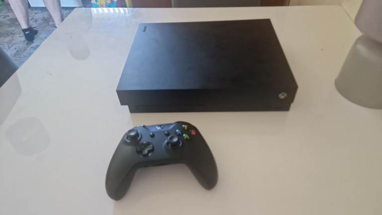 Xbox One X 1TB