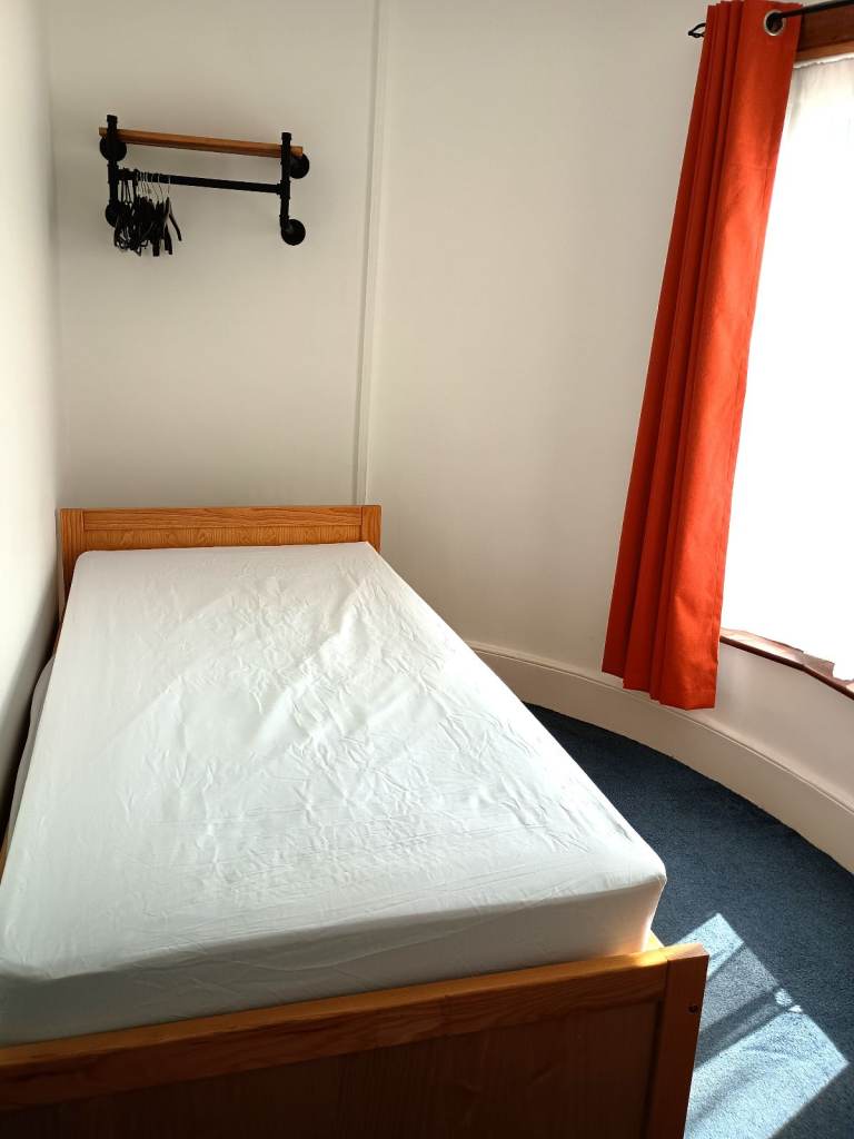 Small Single Room in clean house share