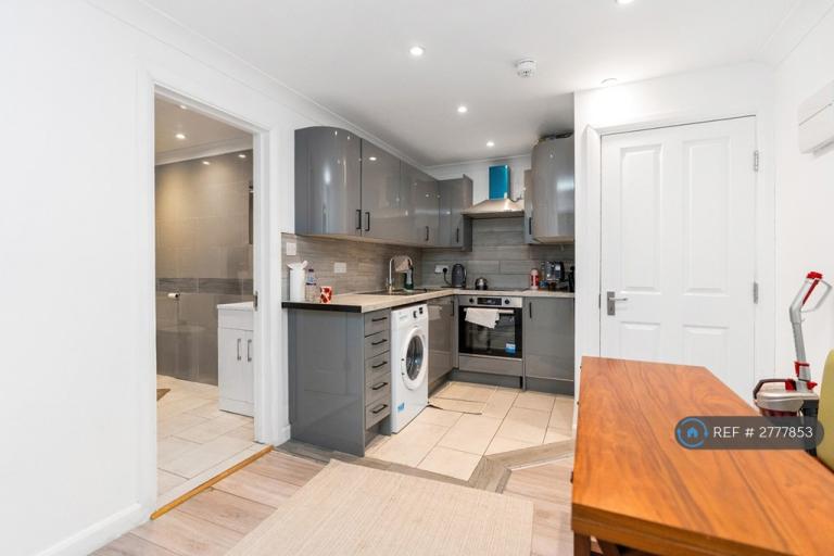 2 bedroom flat in West Street, Brighton, BN1 (2 bed) (#2777853)