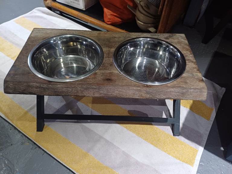 Raised height dog food / water bowls