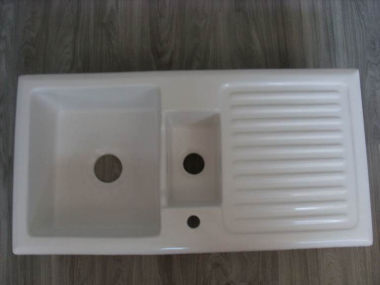 White Kitchen Sink with Drainer – Good Condition
