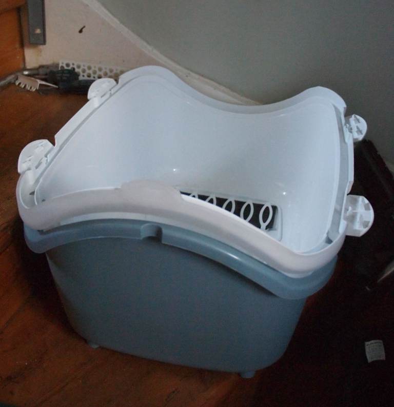 Organic clumping cat litter with tray.