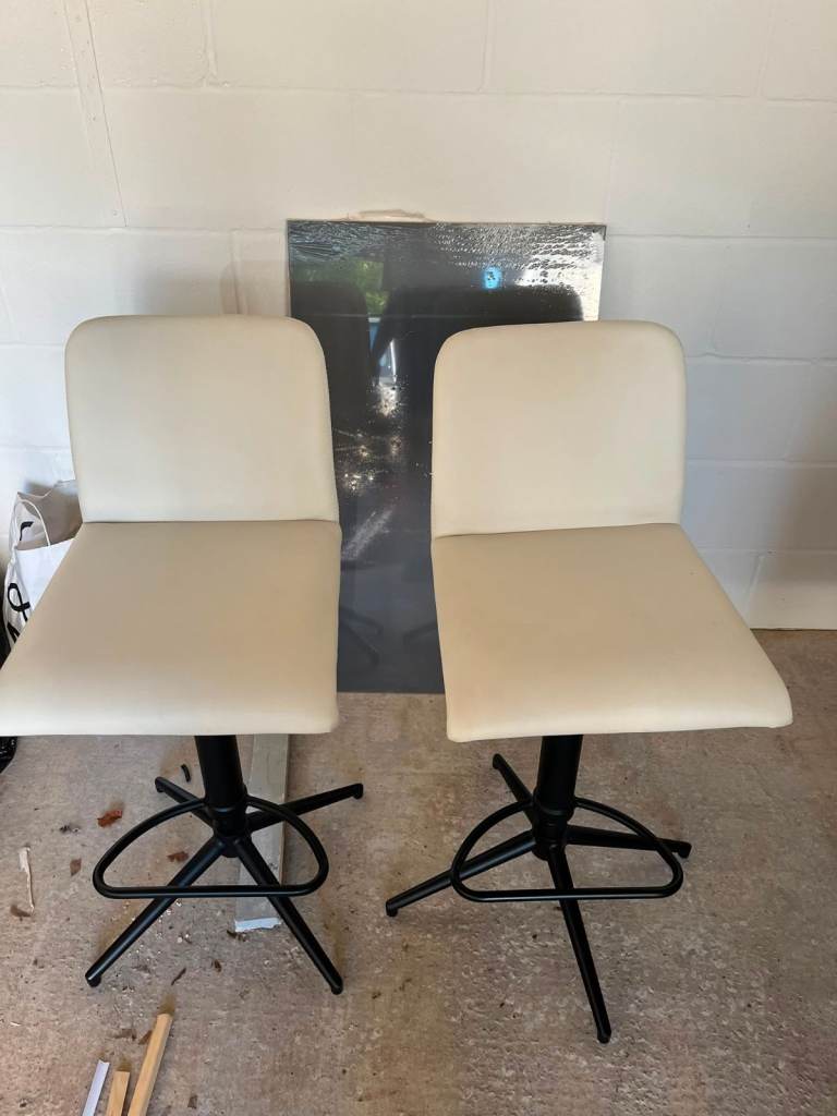 Breakfast Bar Stools White with blacj metal fully adjustable
