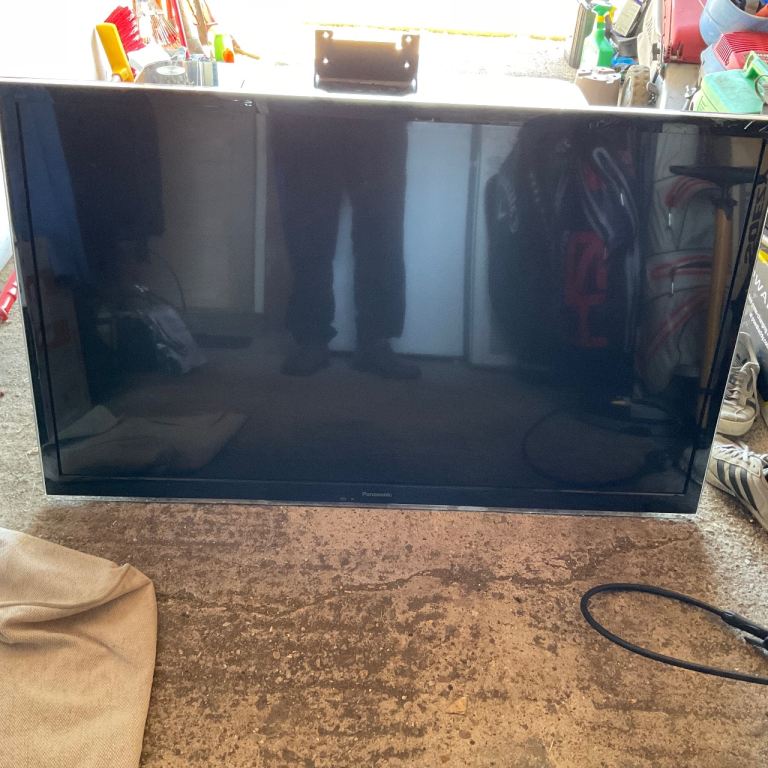 2013 Panasonic TX-L47E5B LED Television and Stand