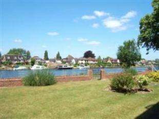 1 Bed Exective Riverside Apartment in Staines