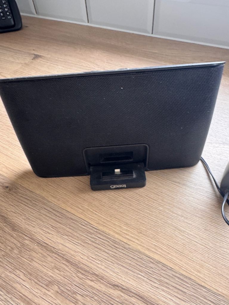 Gear4 StreetParty 5 Speaker Dock for Older iPhones/iPods
