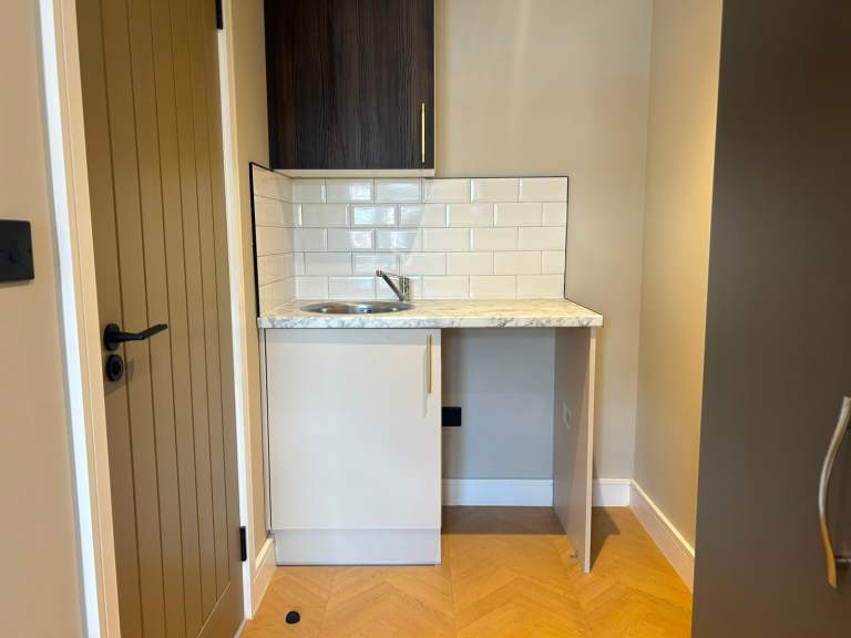 Self-contained studio flat in Potters Bar (North of London) - DSS Considered