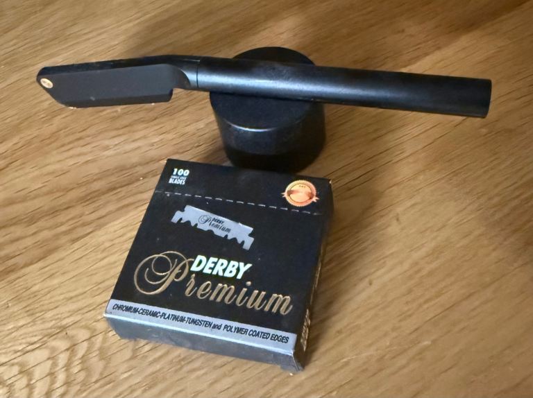 ANGLE RAZOR WITH STAND & SPARE RAZORS