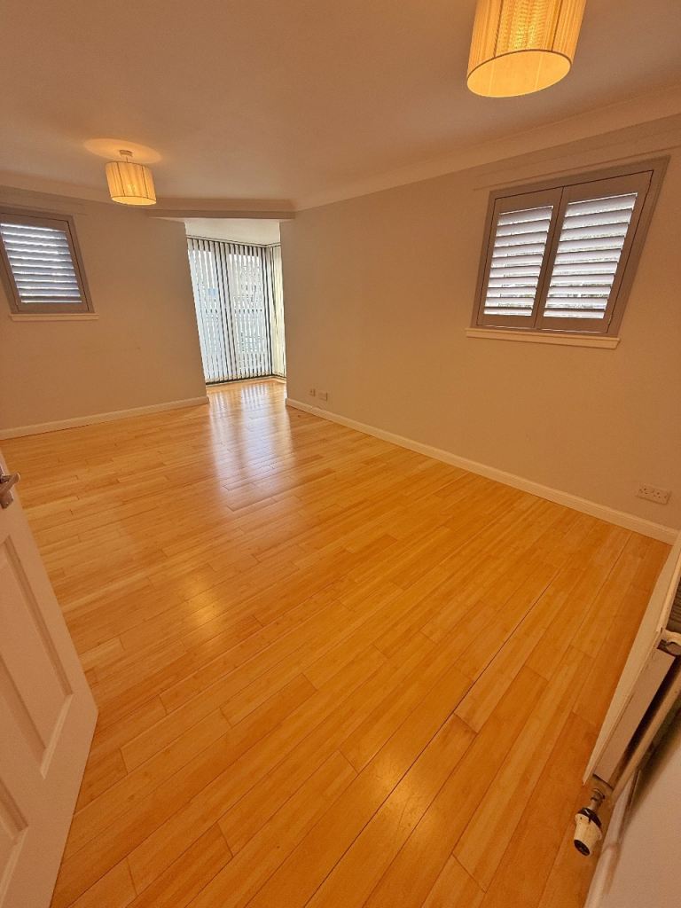 Bright 2 bd flat available, Rennies Isle. Available immediately. 