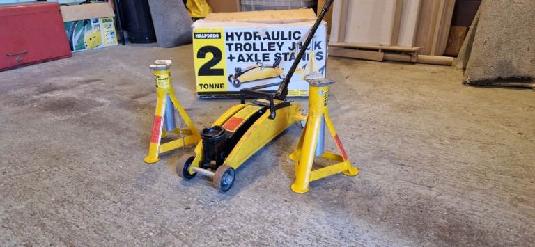 Trolley jack and axle stands