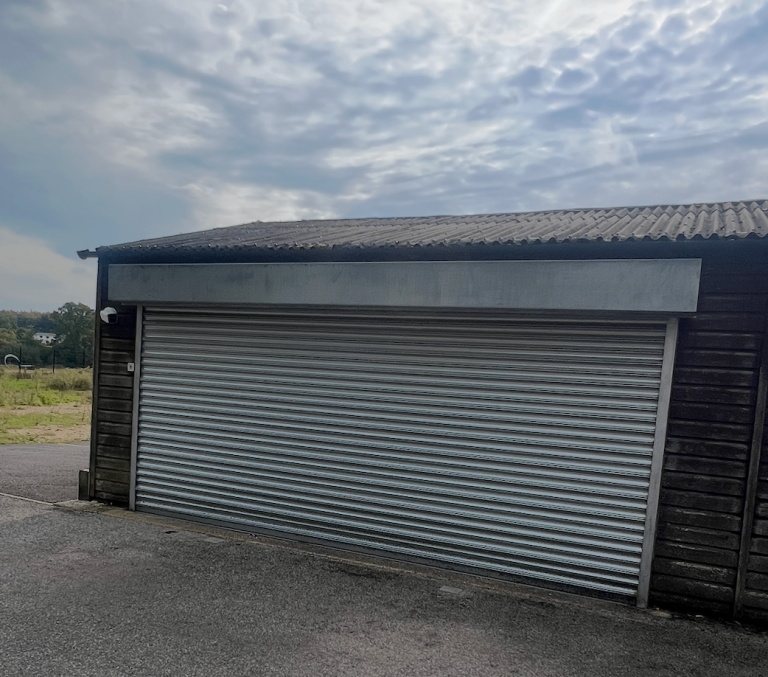 DOUBLE GARAGE TO RENT LONG OR SHORT TERM 