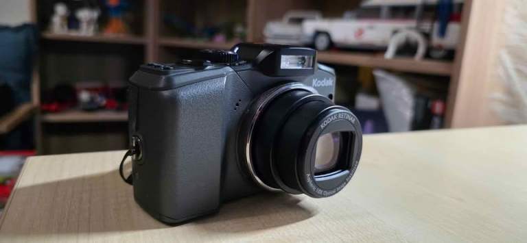 Kodak EasyShare Z915 with 4GB SD card and case