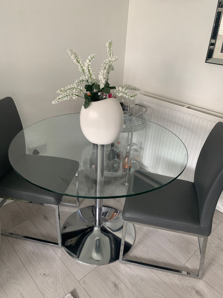 Dwell dinning circular table with optional chairs need gone asap 