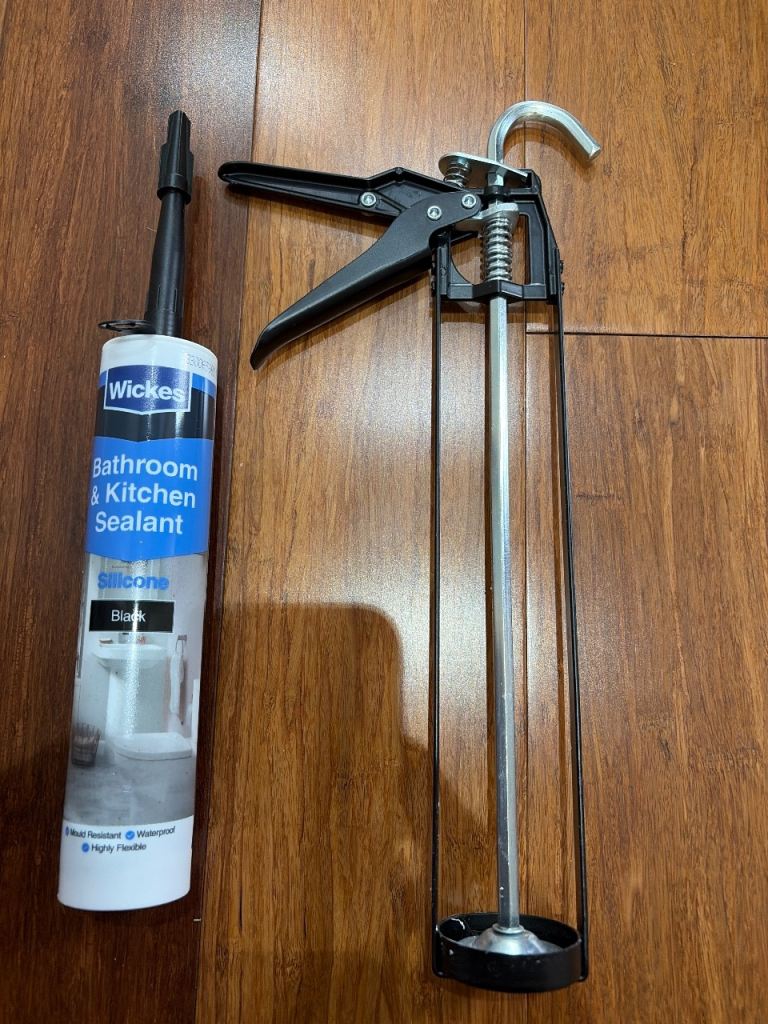 Wickes Bathroom & Kitchen Sealant with Applicator Gun