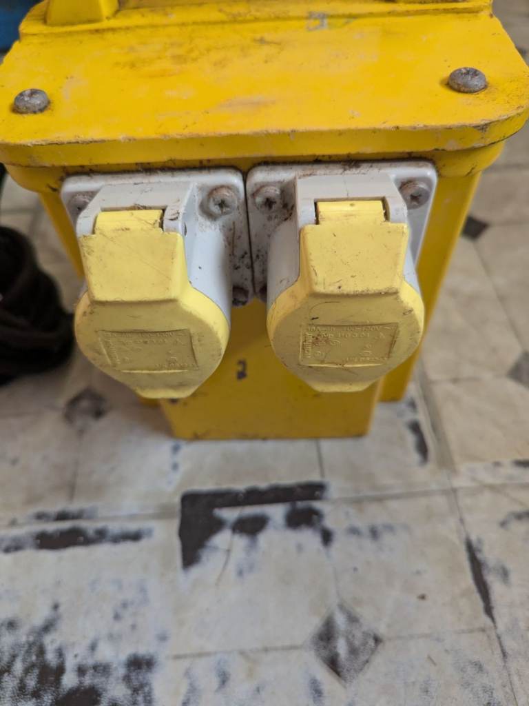 110 VOLT TRANSFORMER 110V TRANSFORMER 3.0KVA TWIN SOCKETS IN FULL WORKING ORDER AND CAN BE SEEN WORK