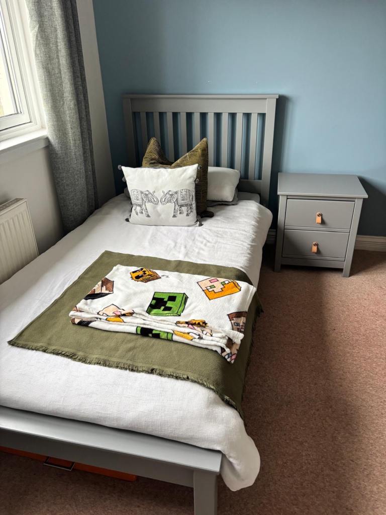 Single bed frame and mattress - Grey