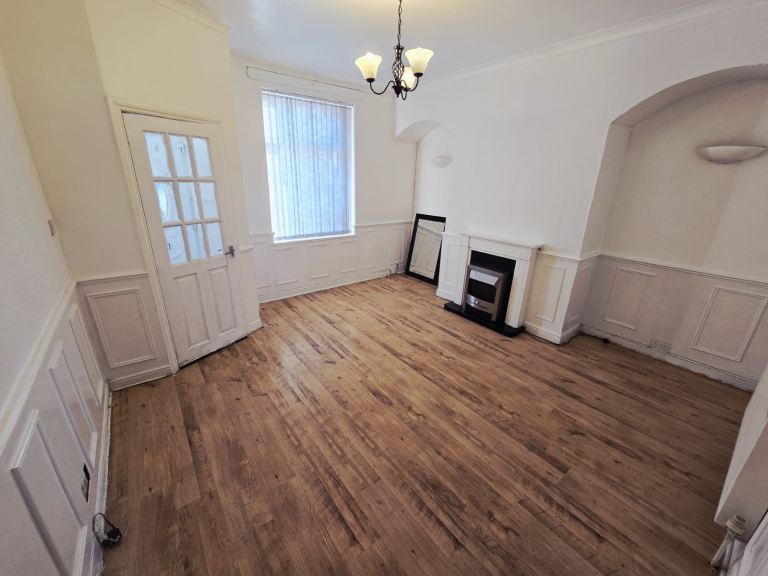 4 bedroom terraced house to rent £900 p/m