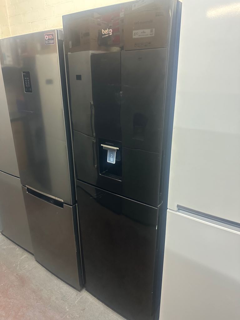BLACK BEKO FRIDGE FREEZER WITH DISPENSER 