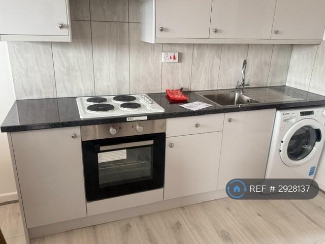 2 bedroom flat in Oatlands Drive, Slough, SL1 (2 bed) (#2928137)